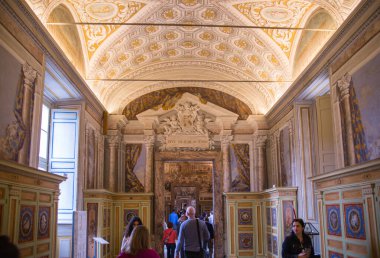 ROME, ITALY - 8 Nisan 2024: Vatikan 'daki Vatikan Müzelerinin İçi, turistler galeride yürüyor 
