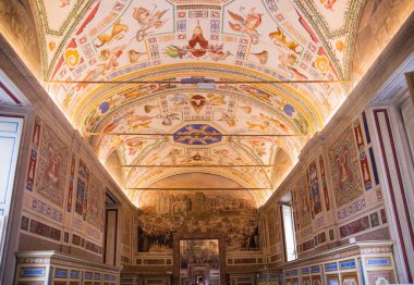 ROME, ITALY - 8 Nisan 2024: Vatikan 'daki Vatikan Müzelerinin İçi, turistler galeride yürüyor 