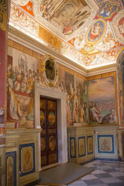 ROME, ITALY - 8 Nisan 2024: Vatikan 'daki Vatikan Müzelerinin İçi, turistler galeride yürüyor 