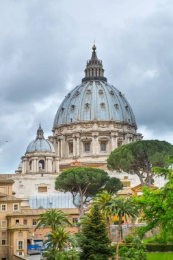 ROME, ITALY - 8 Nisan 2024: Vatica 'daki Aziz Peter Bazilikası, Katedral ve Papalık sarayının önündeki meydan 