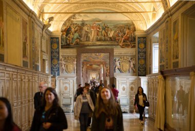 ROME, ITALY - 8 Nisan 2024: Vatikan 'daki Vatikan Müzelerinin İçi, turistler galeride yürüyor 