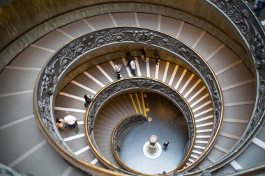 ROME, ITALY - 8 NİSAN 2024 Vatikan Müzelerinin sarmal merdivenleri