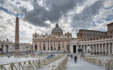 ROME, ITALY - 8 Nisan 2024: Vatica 'daki Aziz Peter Bazilikası, Katedral ve Papalık sarayının önündeki meydan 