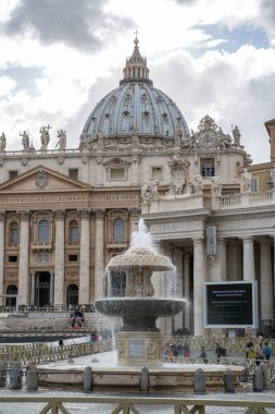 ROME, ITALY - 8 Nisan 2024: Vatica 'daki Aziz Peter Bazilikası, Katedral ve Papalık sarayının önündeki meydan 