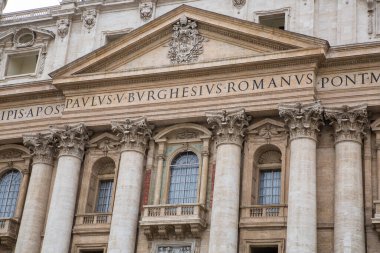 ROME, ITALY - 8 Nisan 2016: Vatikan 'daki Apostolic Palace, Pop' s Windows 