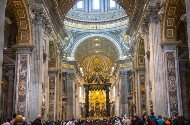 ROME, ITALY - 8 Nisan 2024: İçişleri St. Peter Bazilikası, Vatikan 'daki Aziz Peter Katedrali