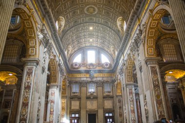 ROME, ITALY - 8 Nisan 2024: İçişleri St. Peter Bazilikası, Vatikan 'daki Aziz Peter Katedrali