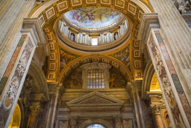 ROME, ITALY - 8 Nisan 2024: İçişleri St. Peter Bazilikası, Vatikan 'daki Aziz Peter Katedrali