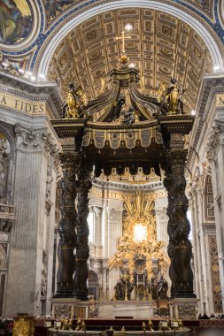 ROME, ITALY - 8 Nisan 2024: İçişleri St. Peter Bazilikası, Vatikan 'daki Aziz Peter Katedrali