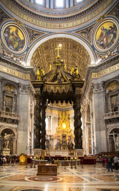 ROME, ITALY - 8 Nisan 2024: İçişleri St. Peter Bazilikası, Vatikan 'daki Aziz Peter Katedrali