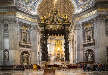 ROME, ITALY - 8 Nisan 2024: İçişleri St. Peter Bazilikası, Vatikan 'daki Aziz Peter Katedrali