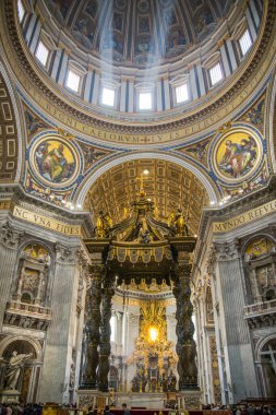 ROME, ITALY - 8 Nisan 2024: İçişleri St. Peter Bazilikası, Vatikan 'daki Aziz Peter Katedrali