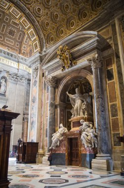 ROME, ITALY - 8 Nisan 2024: İçişleri St. Peter Bazilikası, Vatikan 'daki Aziz Peter Katedrali