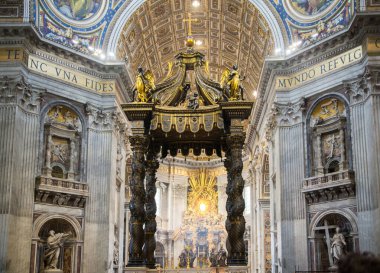 ROME, ITALY - 8 Nisan 2024: İçişleri St. Peter Bazilikası, Vatikan 'daki Aziz Peter Katedrali