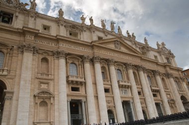 Roma, İtalya - 8 Nisan 2024 St. Peter Meydanı 'ndaki Aziz Peter Bazilikası. Vatikan