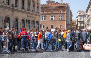 ROME, ITALY - 6 Nisan 2024: Roma şehir sokak manzaralı insanlar ve turistler 