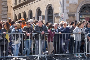 ROME, ITALY - 6 Nisan 2024: Roma şehir sokak manzaralı insanlar ve turistler 