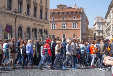 ROME, ITALY - 6 Nisan 2024: Roma şehir sokak manzaralı insanlar ve turistler 