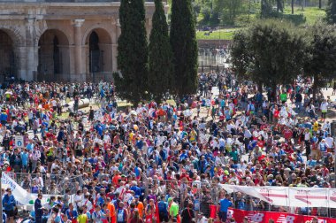 ROME, ITALY - 6 Nisan 2024: Roma şehir sokak manzaralı insanlar ve turistler 