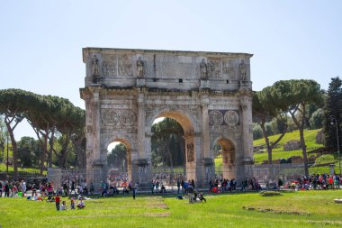 ROME, ITALY - 6 Nisan 2024: Konstantin Kemeri, İmparator 'un Maxentius' a karşı 312. yüzyılda kazandığı antik zafer, Kolezyum 'un yanında yer alır.