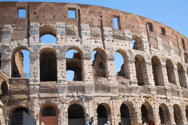 ROME, ITALY - 6 Nisan 2024: Kolezyum harabeleri, panoramik manzara 