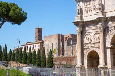 ROME, ITALY - 6 Nisan 2024: Konstantin Kemeri, İmparator 'un Maxentius' a karşı 312. yüzyılda kazandığı antik zafer, Kolezyum 'un yanında yer alır.