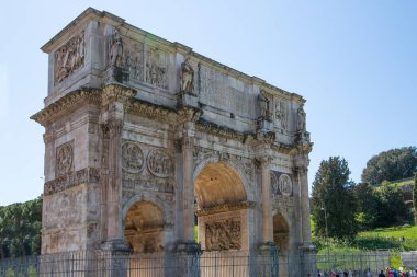 ROME, ITALY - 6 Nisan 2024: Konstantin Kemeri, İmparator 'un Maxentius' a karşı 312. yüzyılda kazandığı antik zafer, Kolezyum 'un yanında yer alır.