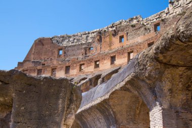 ROME, ITALY - 6 Nisan 2024: Kolezyum harabeleri, panoramik manzara 