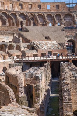 ROME, ITALY - 6 Nisan 2024: Kolezyum harabeleri, gladyatör odaları ve hayvan kafeslerinin yeraltı seviyeleriyle panoramik manzara