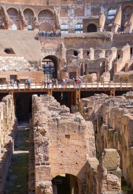 ROME, ITALY - 6 Nisan 2024: Kolezyum harabeleri, panoramik manzara 
