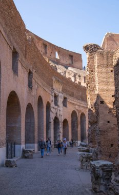 ROME, ITALY - 6 Nisan 2024: Kolezyum harabeleri, panoramik manzara 