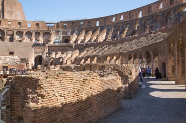 ROME, ITALY - 6 Nisan 2024: Kolezyum harabeleri, panoramik manzara 