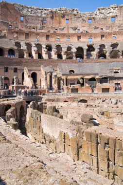 ROME, ITALY - 6 Nisan 2024: Kolezyum harabeleri, gladyatör odaları ve hayvan kafeslerinin yeraltı seviyeleriyle panoramik manzara