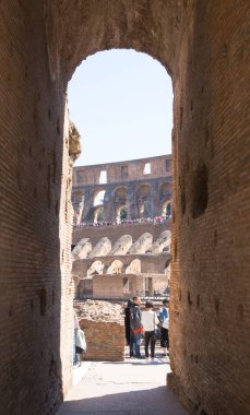 ROME, ITALY - 6 Nisan 2024: Kolezyum harabeleri, panoramik manzara 