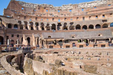 ROME, ITALY - 6 Nisan 2024: Kolezyum harabeleri, gladyatör odaları ve hayvan kafeslerinin yeraltı seviyeleriyle panoramik manzara