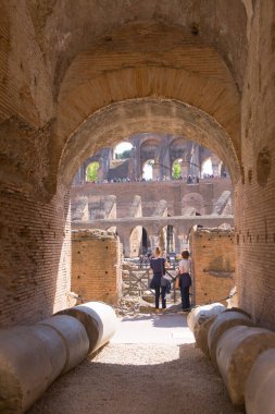ROME, ITALY - 6 Nisan 2024: Kolezyum harabeleri, panoramik manzara 