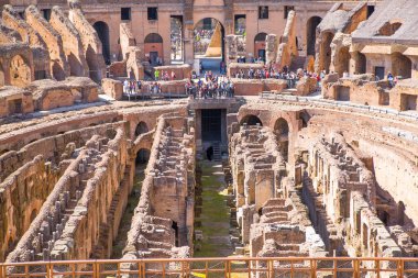 ROME, ITALY - 6 Nisan 2024: Kolezyum harabeleri, gladyatör odaları ve hayvan kafeslerinin yeraltı seviyeleriyle panoramik manzara