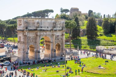 ROME, ITALY - 6 Nisan 2024: Konstantin Kemeri, İmparator 'un Maxentius' a karşı 312. yüzyılda kazandığı antik zafer, Kolezyum 'un yanında yer alır.
