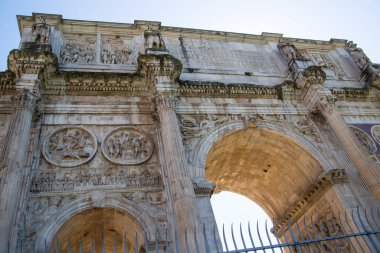 ROME, ITALY - 6 Nisan 2024: Roma forumu önemli antik hükümet binaları, tapınaklar, terimler ve zafer kemerleriyle MÖ 7. yüzyılda başladı