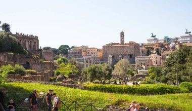 ROME, ITALY - 6 Nisan 2024: Roma 'nın önemli antik hükümet binaları, tapınakları, terimleri ve zafer kemerleriyle dolu forumu MÖ 7. yüzyılda başladı