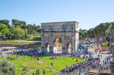 ROME, ITALY - 6 Nisan 2024: Roma 'nın önemli antik hükümet binaları, tapınakları, terimleri ve zafer kemerleriyle dolu forumu MÖ 7. yüzyılda başladı