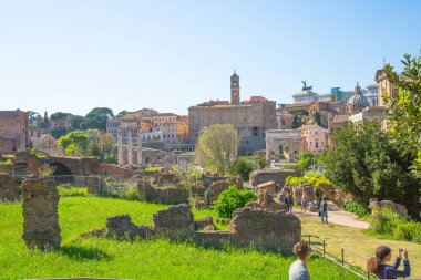 ROME, ITALY - 6 Nisan 2024: Roma 'nın önemli antik hükümet binaları, tapınakları, terimleri ve zafer kemerleriyle dolu forumu MÖ 7. yüzyılda başladı