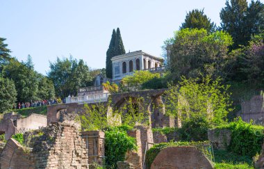 ROME, ITALY - 6 Nisan 2024: Roma 'nın önemli antik hükümet binaları, tapınakları, terimleri ve zafer kemerleriyle dolu forumu MÖ 7. yüzyılda başladı