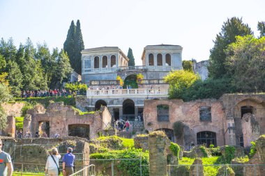 ROME, ITALY - 6 Nisan 2024: Roma 'nın önemli antik hükümet binaları, tapınakları, terimleri ve zafer kemerleriyle dolu forumu MÖ 7. yüzyılda başladı