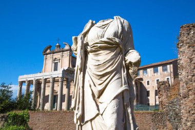 ROME, ITALY - 6 Nisan 2024: Roma 'nın önemli antik hükümet binaları, tapınakları, terimleri ve zafer kemerleriyle dolu forumu MÖ 7. yüzyılda başladı