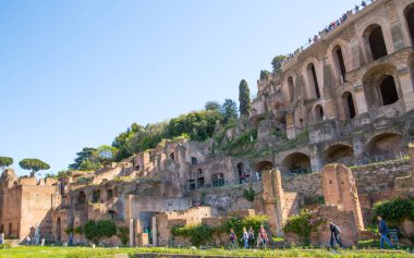 ROME, ITALY - 6 Nisan 2024: Roma 'nın önemli antik hükümet binaları, tapınakları, terimleri ve zafer kemerleriyle dolu forumu MÖ 7. yüzyılda başladı