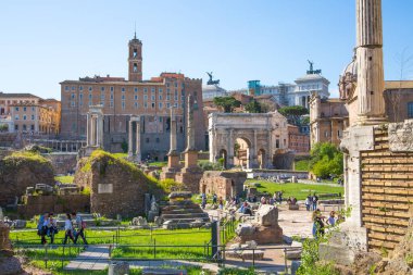 ROME, ITALY - 6 Nisan 2024: Roma 'nın önemli antik hükümet binaları, tapınakları, terimleri ve zafer kemerleriyle dolu forumu MÖ 7. yüzyılda başladı