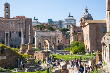 ROME, ITALY - 6 Nisan 2024: Roma 'nın önemli antik hükümet binaları, tapınakları, terimleri ve zafer kemerleriyle dolu forumu MÖ 7. yüzyılda başladı