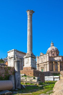 ROME, ITALY - 8 Nisan 2024: Roma forumu önemli antik hükümet binaları, tapınak kalıntıları ve antik yollar MÖ 7. yüzyılda başladı