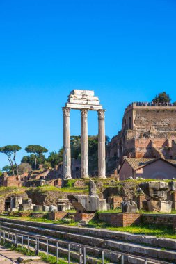ROME, ITALY - 8 Nisan 2024: Roma forumu önemli antik hükümet binaları, tapınak kalıntıları ve antik yollar MÖ 7. yüzyılda başladı